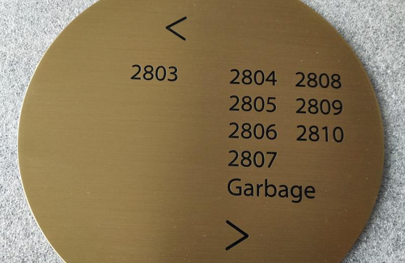 round-brass-plaque-sign-engraved