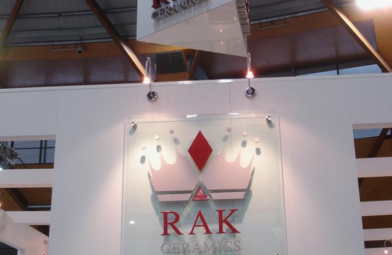 trade-show-glass-sign-with-3d-logo