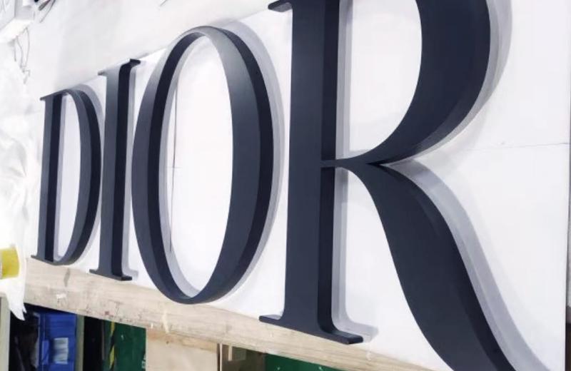 Dior-non-illuminated-letters
