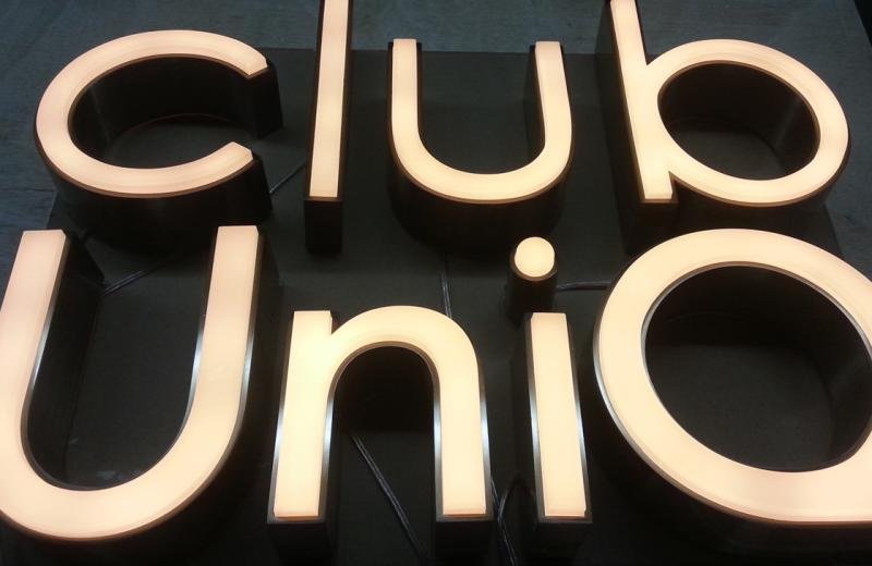 illuminated-letters-with-metal-rims