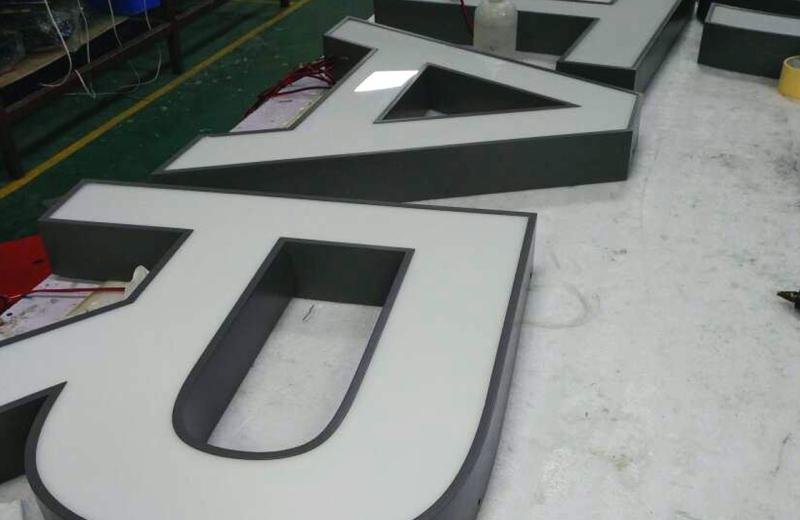 metal-letters-with-rims-black