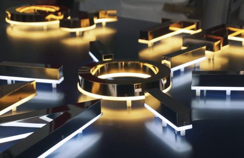 close-up-of-acrylic-glowing-under-sign-letters