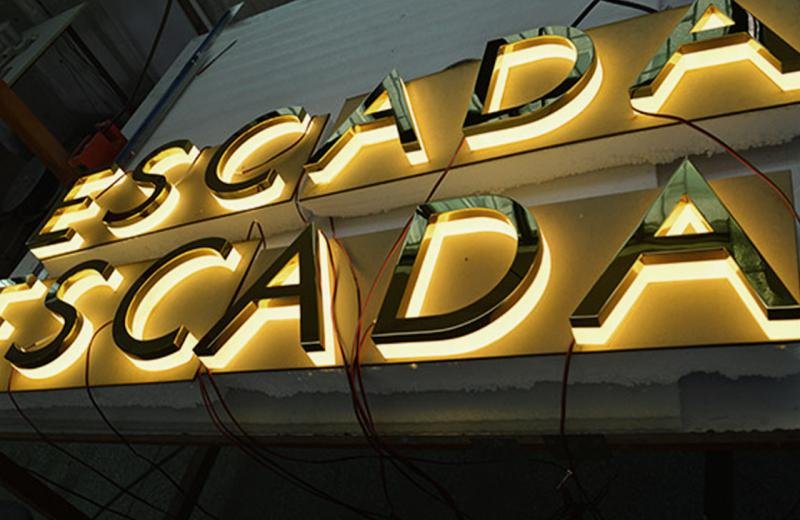 escada-glowing-back-lit-letters