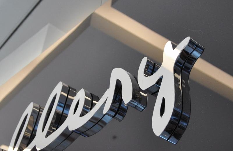 mirror-polished-stainless-steel-letters-close-up