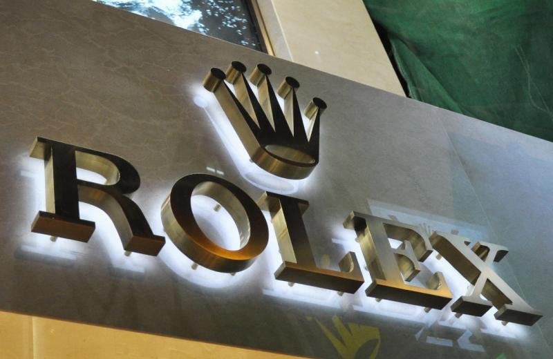 rolex-image-with-soft-halo-glow