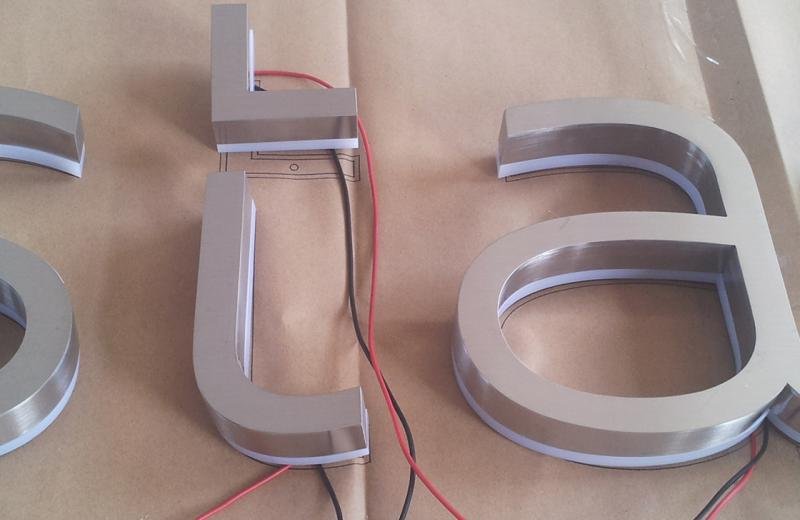 stainless-stelel-with-acrylic-underneath