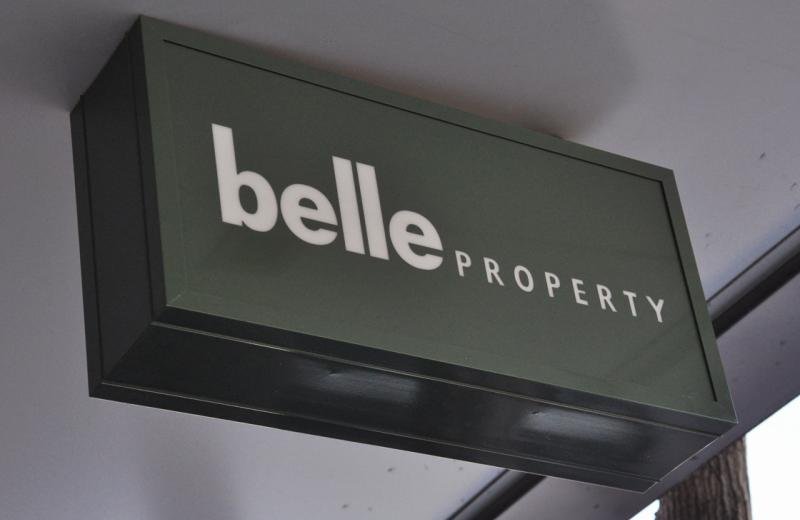 belle-under-awning-lightbox-sign