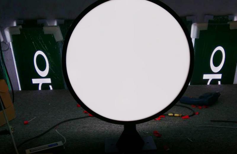 even-illumination-to-lightbox-round-shape