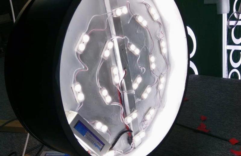 led-lights-inside-round-lightbox