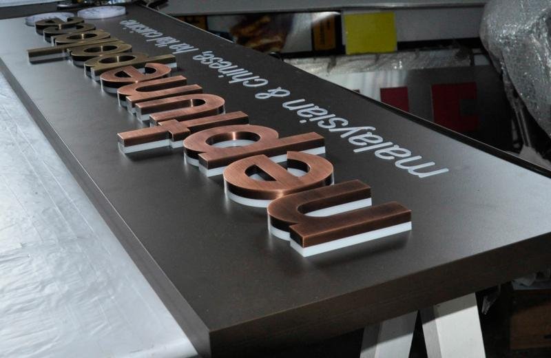 metal-letters-on-lightbox