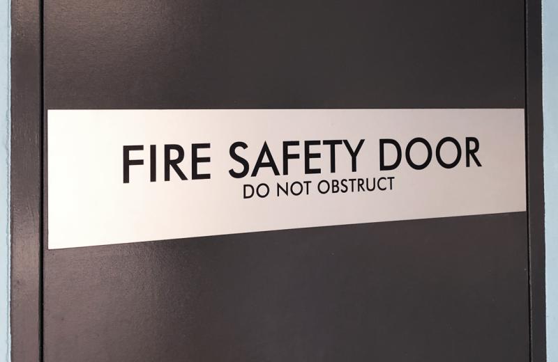 plaque-in-stainless-steel-fire-door