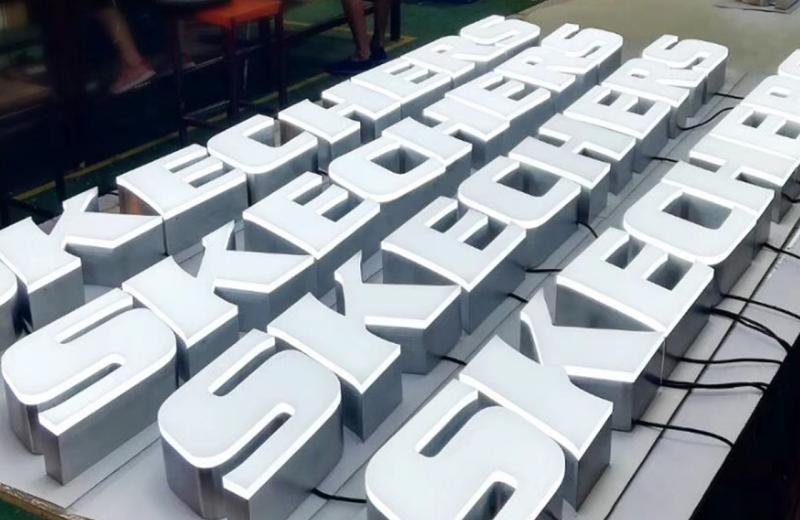 sketchers-many-illuminated