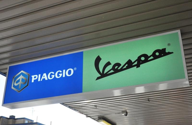 vespa-under-awning-lightbox