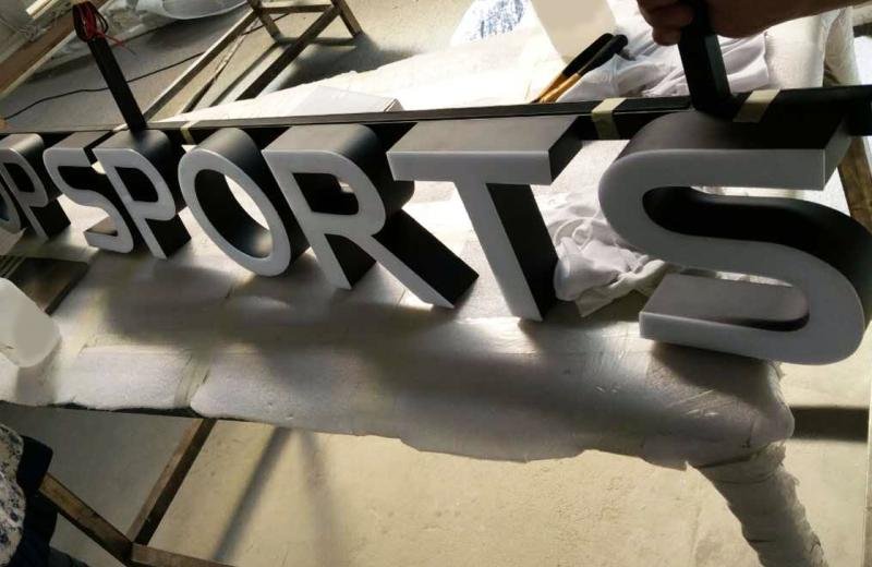 white-face-acrylic-letters-with-illumination