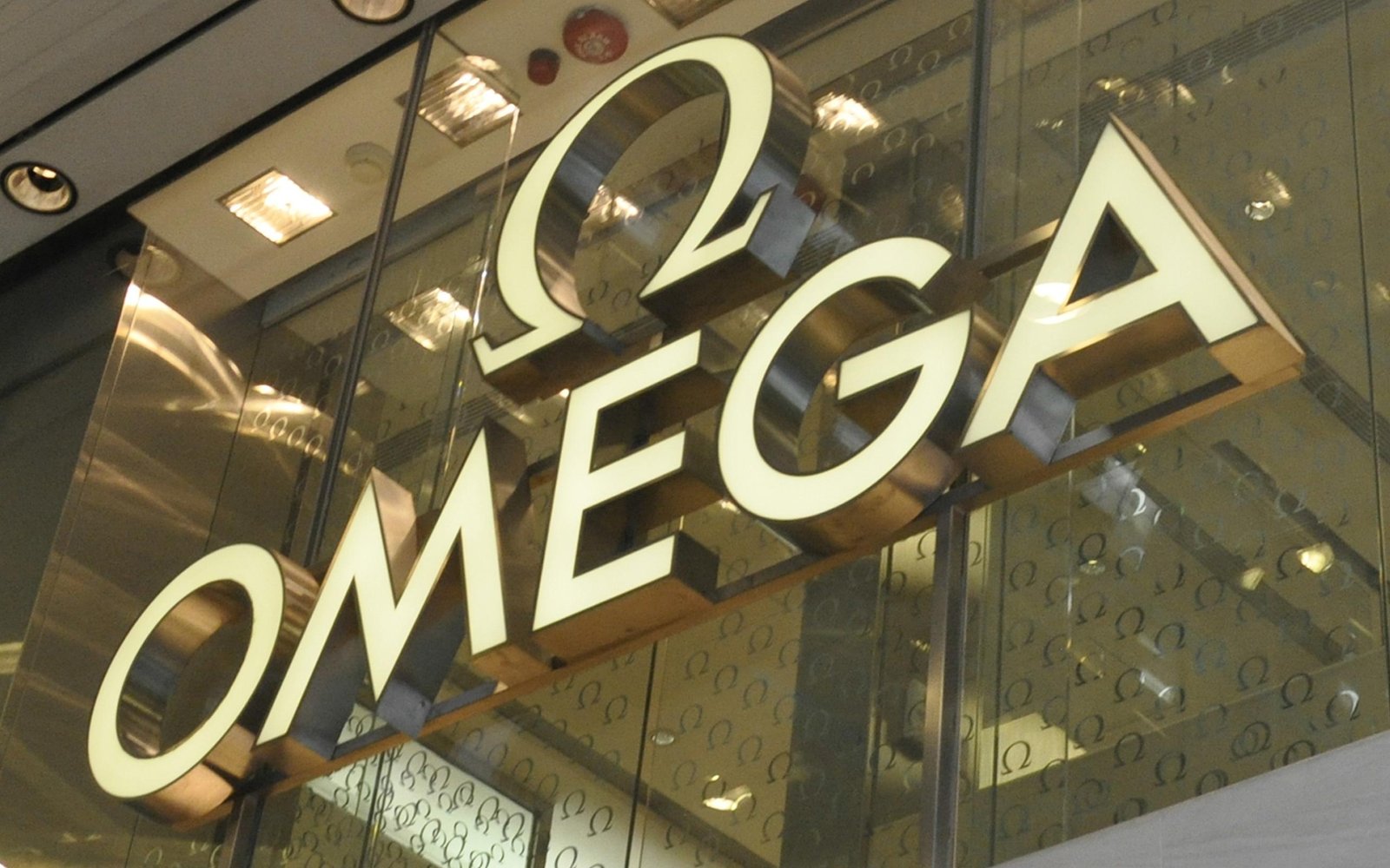 Omega Picture Brass illuminated