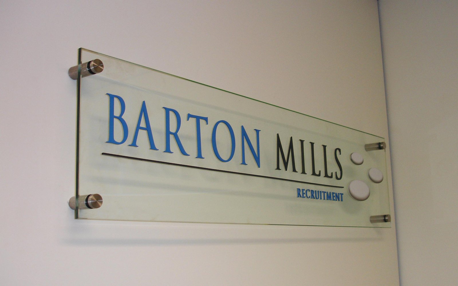 glass-sign-with-3d-logo-on-face-large