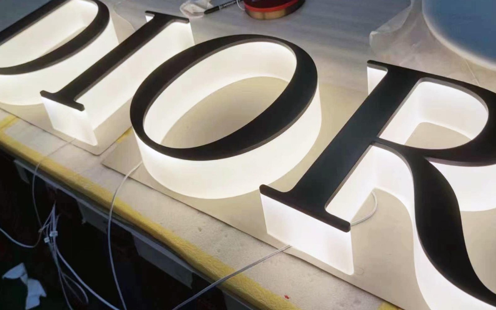 dior-very-thick-acrylic-illuminted-under-letters