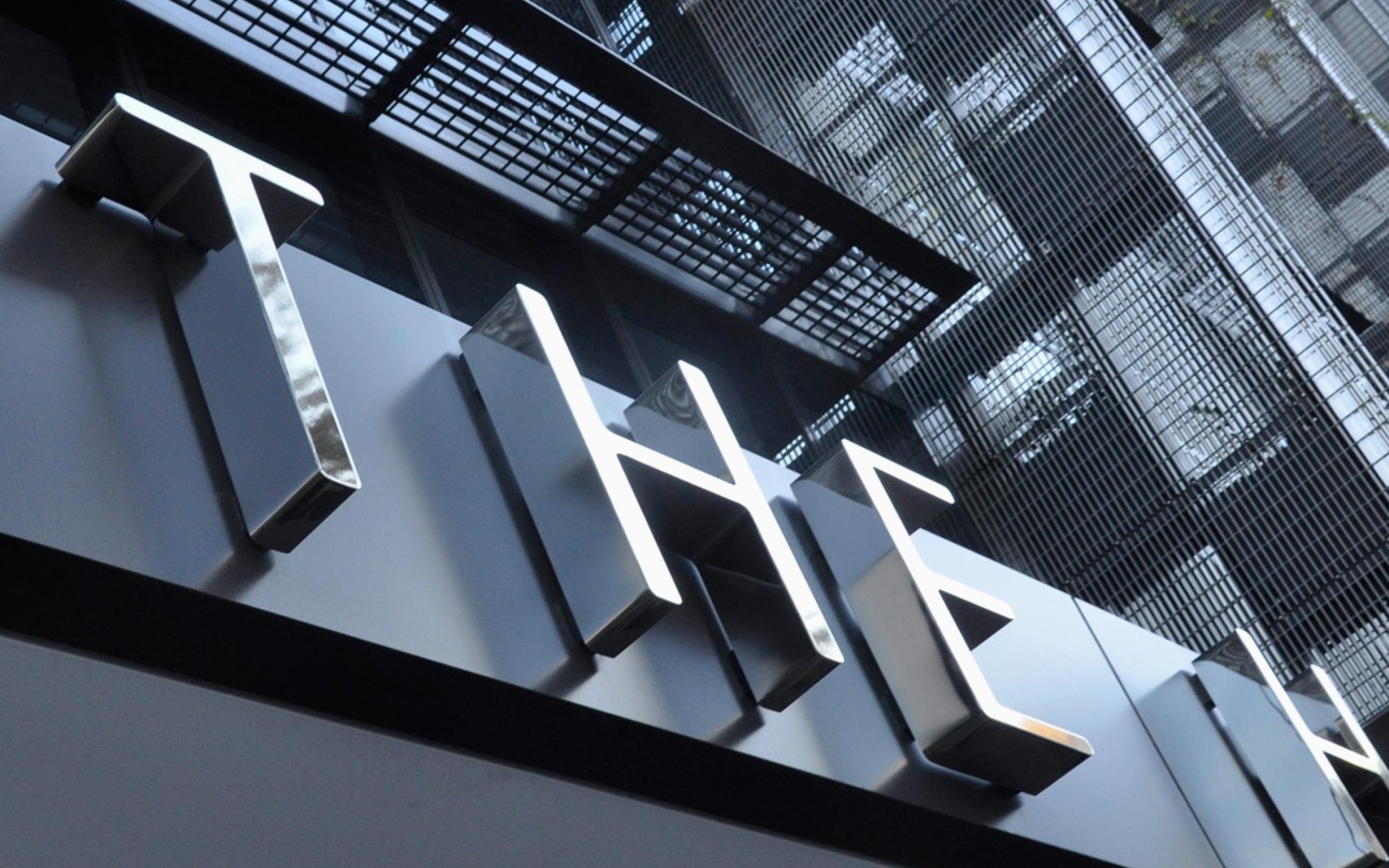 thick-chunky-mirror-polished-stainless-steel-signage